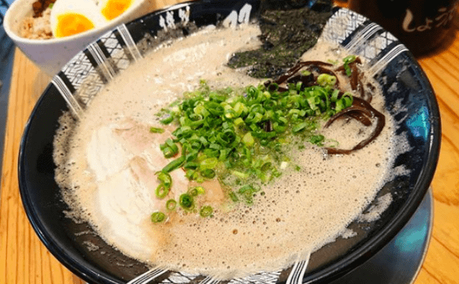 【博多一双】行列できる福岡こってりの豚骨泡系ラーメン！感動間違いなし