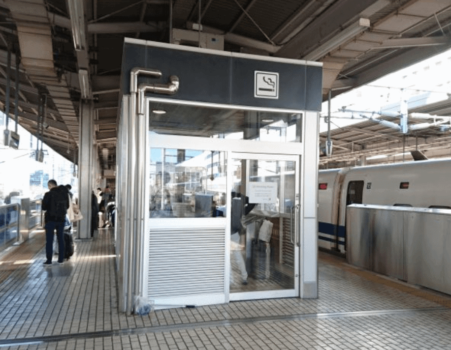 博多駅の新幹線の喫煙所