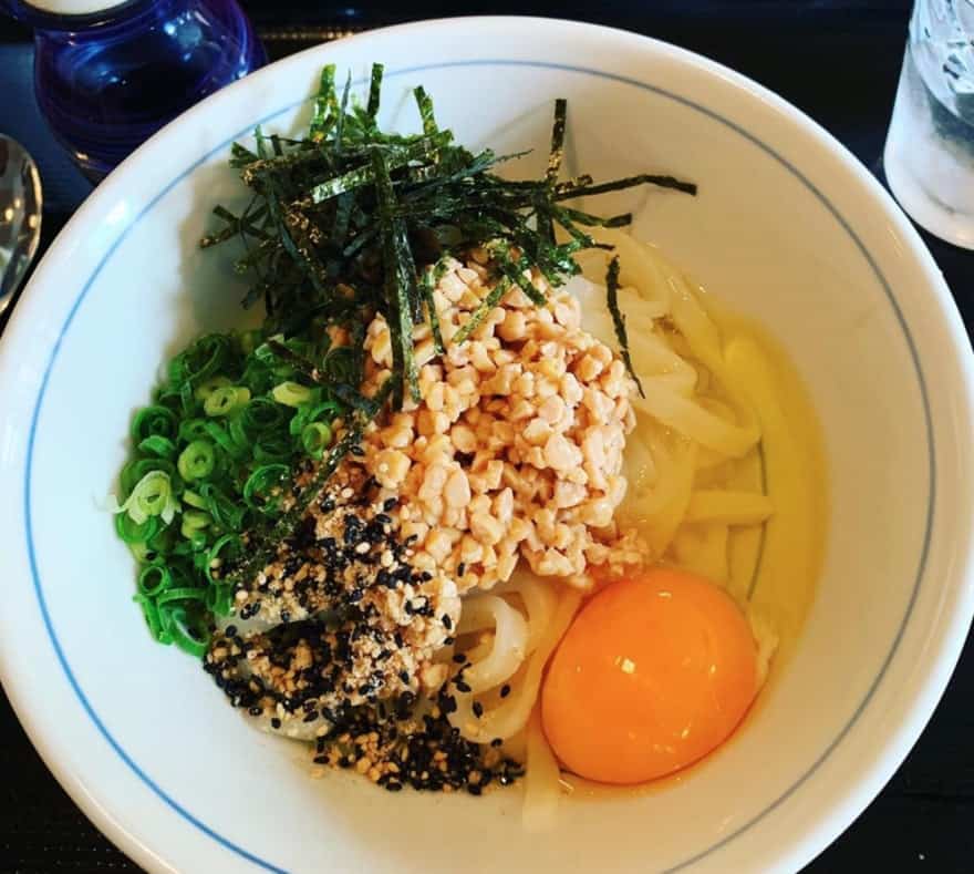 侍うどんの納豆釜玉うどん