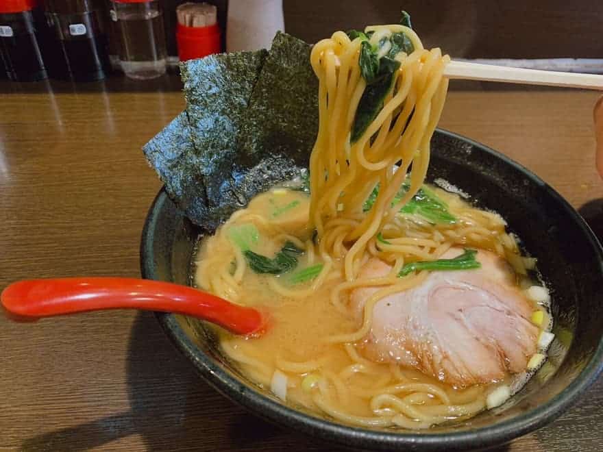 壱壱家の家系ラーメンの食事