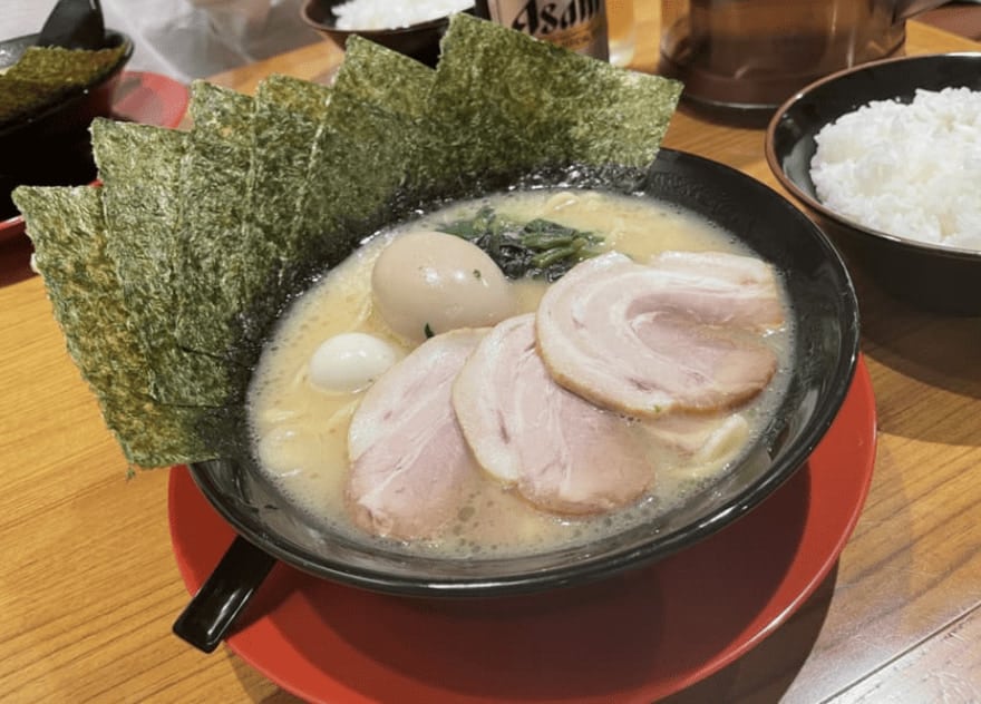 【角蔵家】博多バスターミナルに横浜家系ラーメン爆誕！濃厚豚骨醤油と中太麺のアンサンブル｜営業時間やおすすめメニューについて