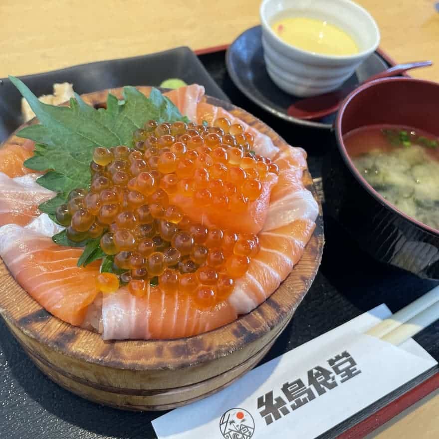 糸島食堂のサーモンいくら丼