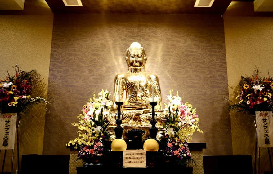 吉塚市場リトルアジアマーケットは「吉塚御堂」を創設し、全長約2mの黄金に輝くお釈迦様の像を祀っている