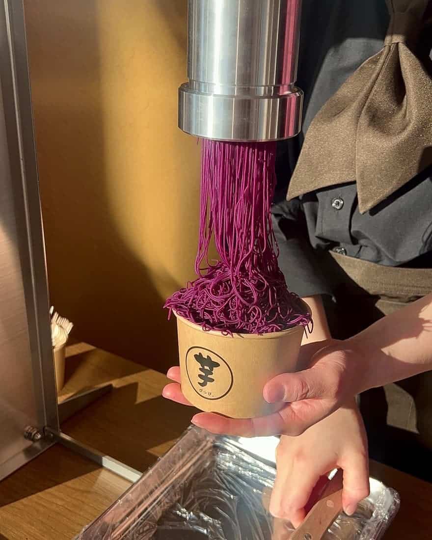 1mm絹糸の紫芋とアイス。を作る様子