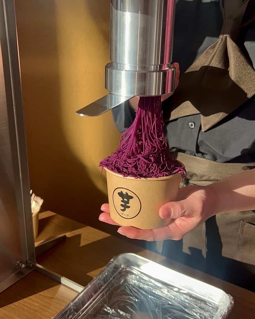 『1mm絹糸の紫芋とアイス。』を作る様子