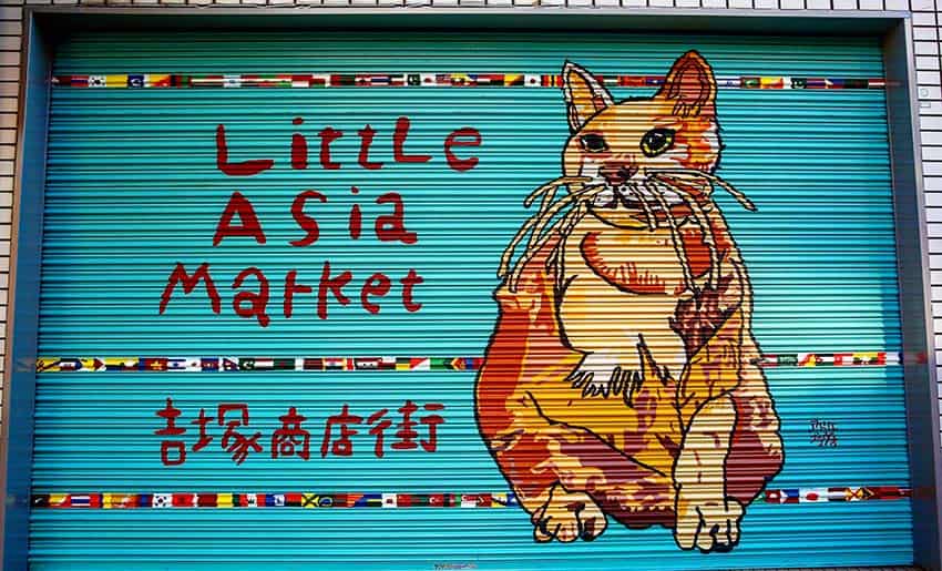 吉塚市場リトルアジアマーケットには、鮮やかなウォールアート