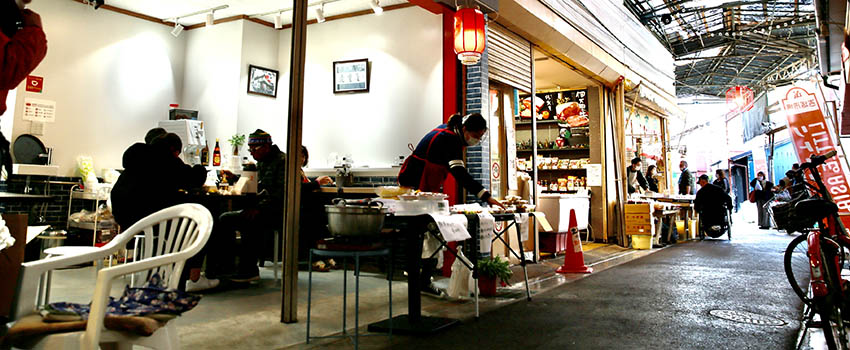 吉塚市場リトルアジアマーケットでは、アジア各国の本格料理が楽しめる
