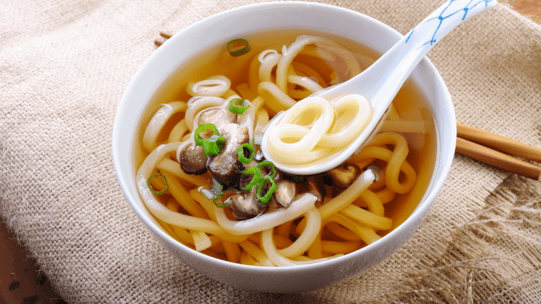 博多駅構内・駅周辺で有名なうどん店特集！うどん居酒屋や朝から博多うどんが味わえるお店